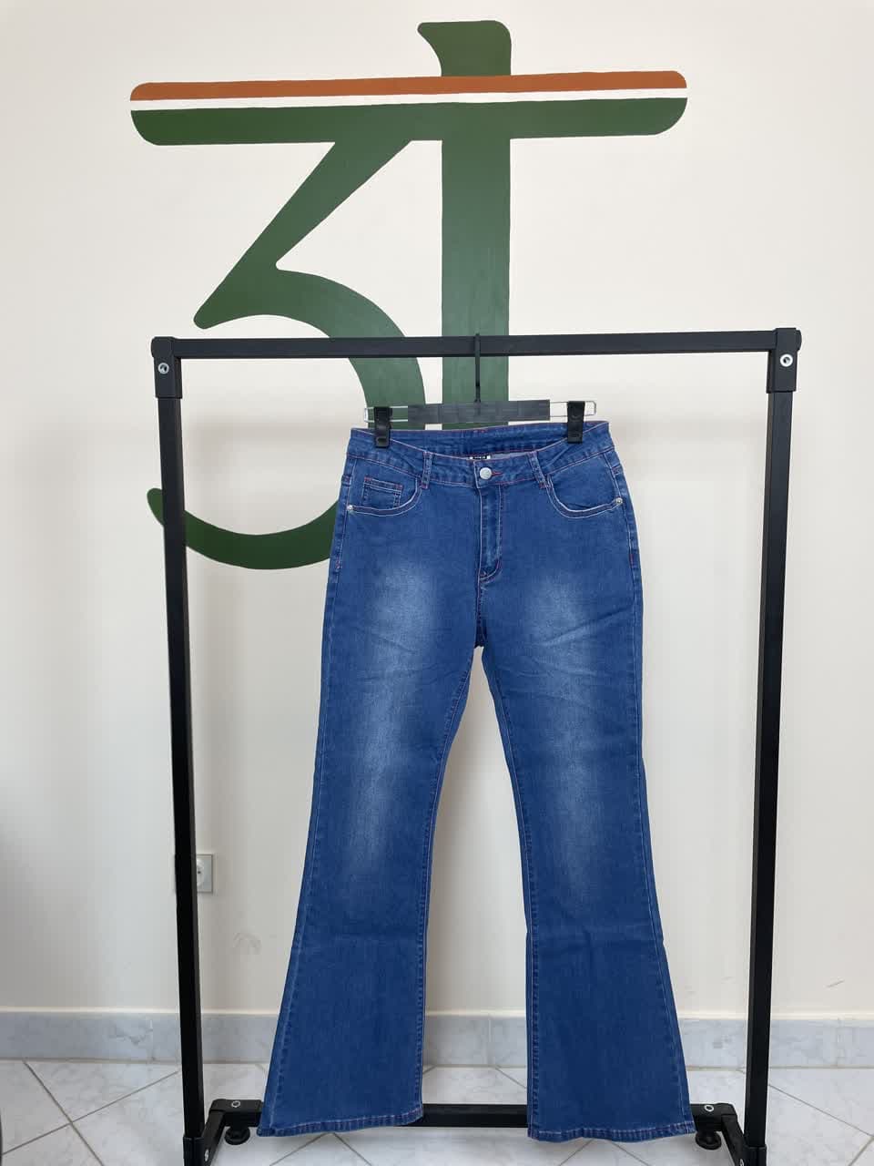 شلوار جین بوتکات زنانه با جیب گلدوزی شده | فیت خوش‌فرم