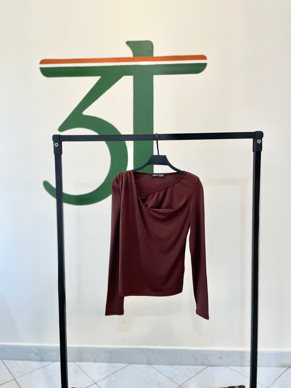 بلوز زنانه یقه دراپه آستین بلند قهوه‌ای – مناسب مهمانی و روزمره