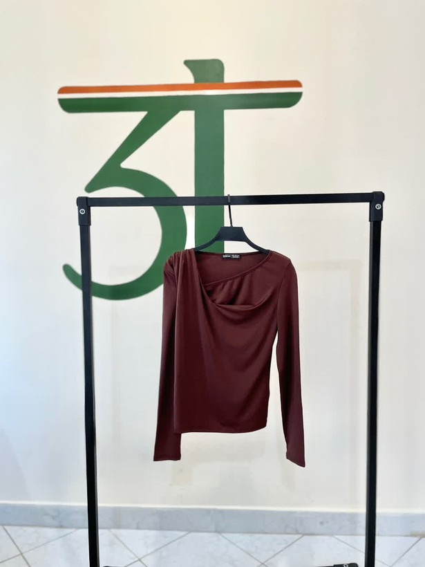 بلوز زنانه یقه دراپه آستین بلند قهوهای – مناسب مهمانی و روزمره