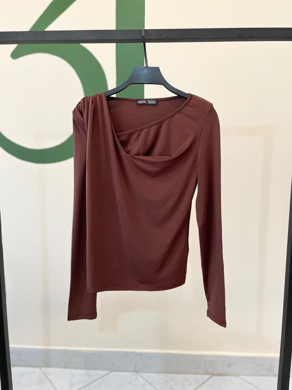 بلوز زنانه یقه دراپه آستین بلند قهوه‌ای – مناسب مهمانی و روزمره