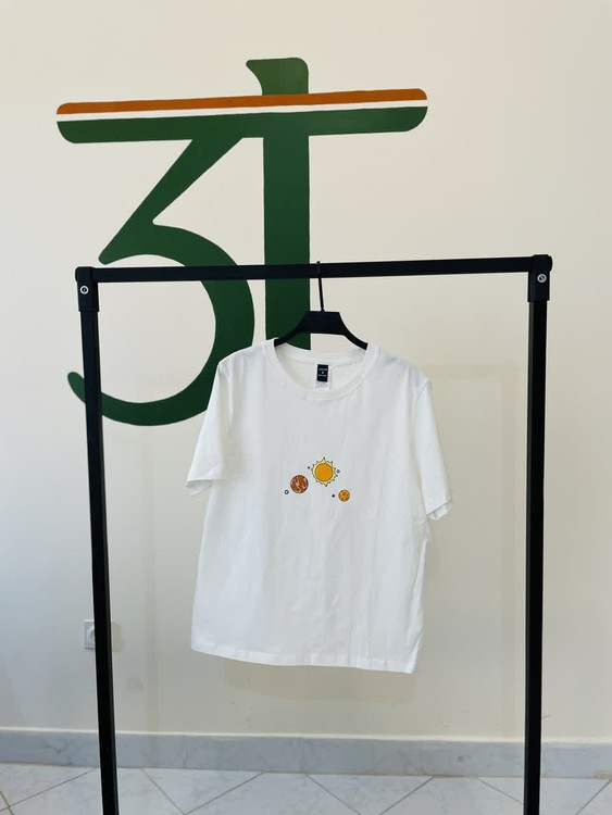 تیشرت سفید زنانه شین با طرح سیاره و خورشید – اسپرت و راحت