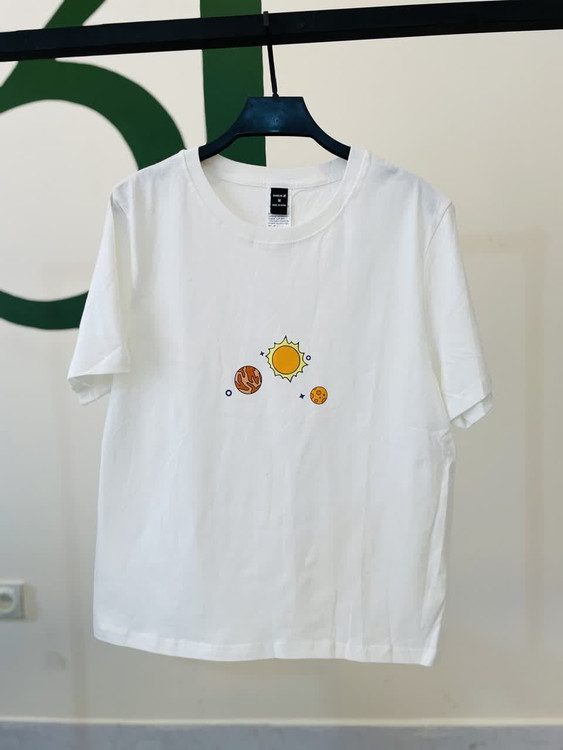 تیشرت سفید زنانه شین با طرح سیاره و خورشید – اسپرت و راحت