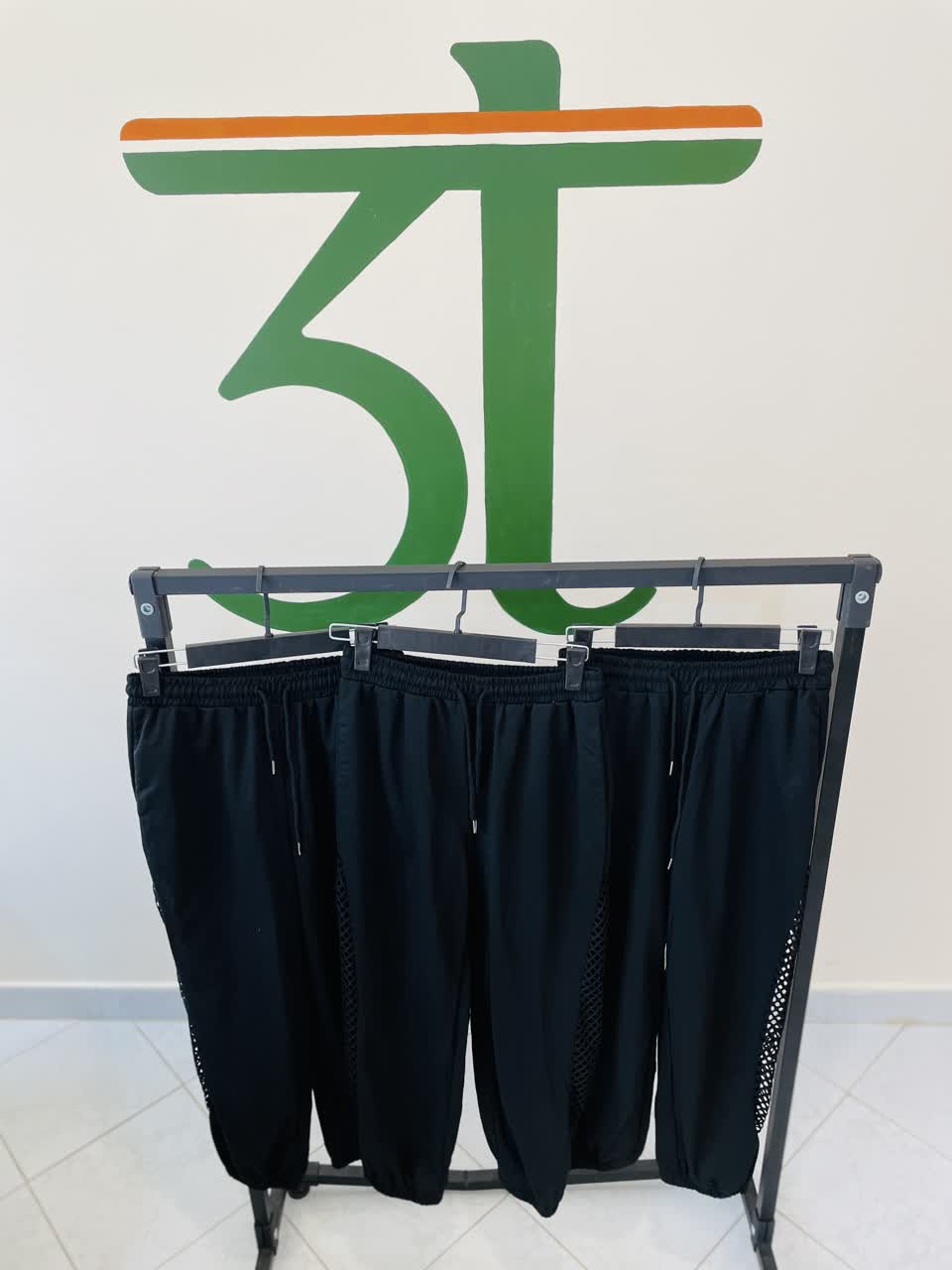 شلوار مشکی زنانه مچ‌کش با نوار توری کناری – اسپرت و راحتی