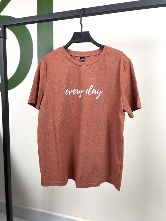 تیشرت زنانه راحتی – رنگ آجری با نوشته Every Day