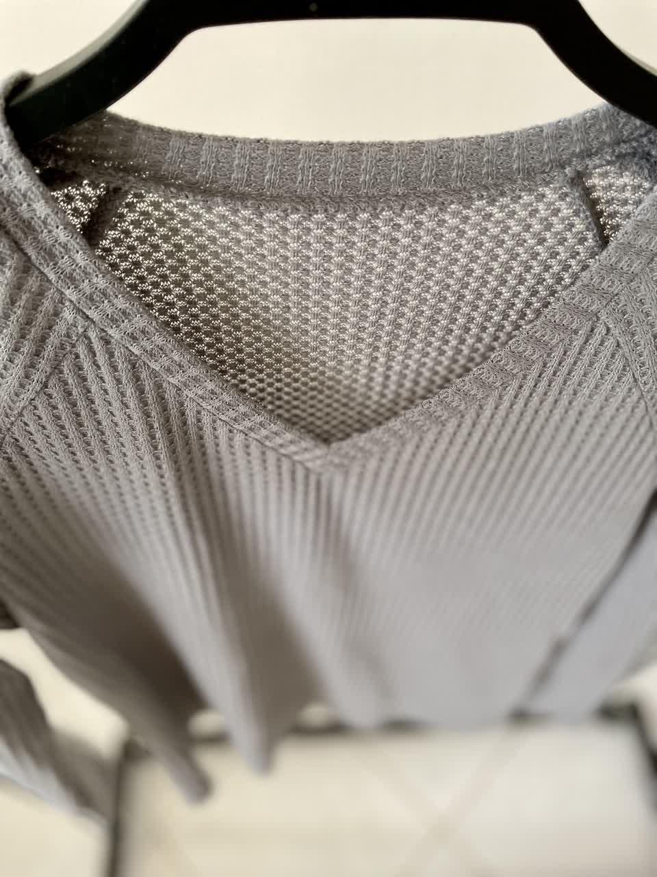 بافت زنانه یقه هفت طوسی با آستین پولک‌دار