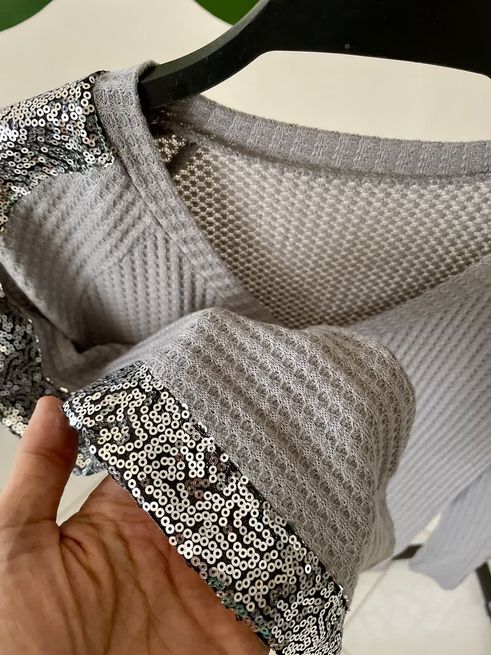 بافت زنانه یقه هفت طوسی با آستین پولک‌دار