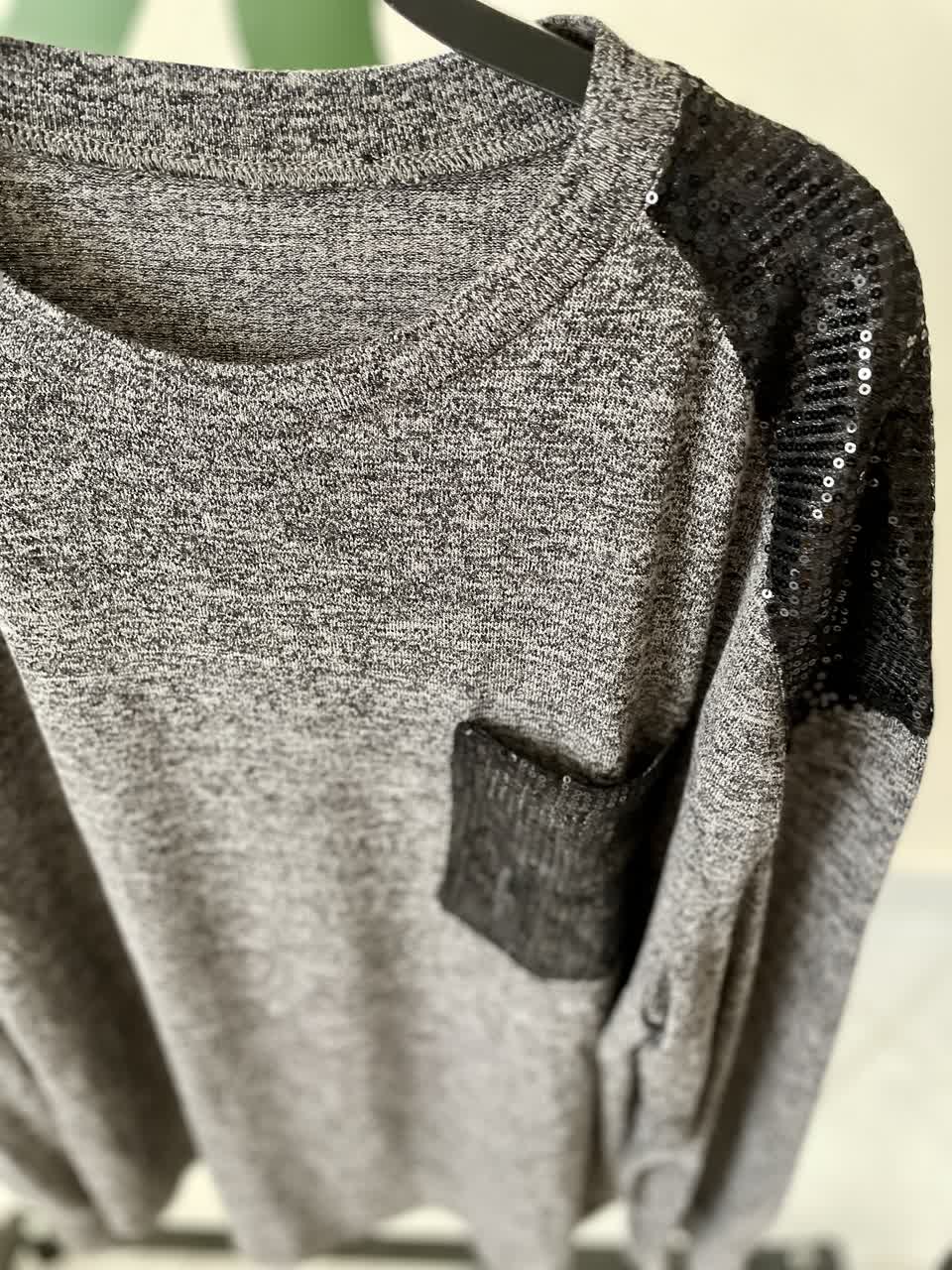 بافت زنانه طوسی تیره با جیب و سرشانه پولک‌دار