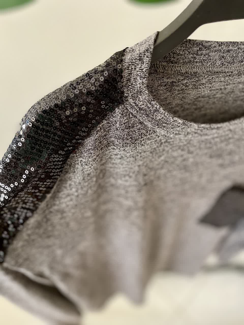 بافت زنانه طوسی تیره با جیب و سرشانه پولک‌دار