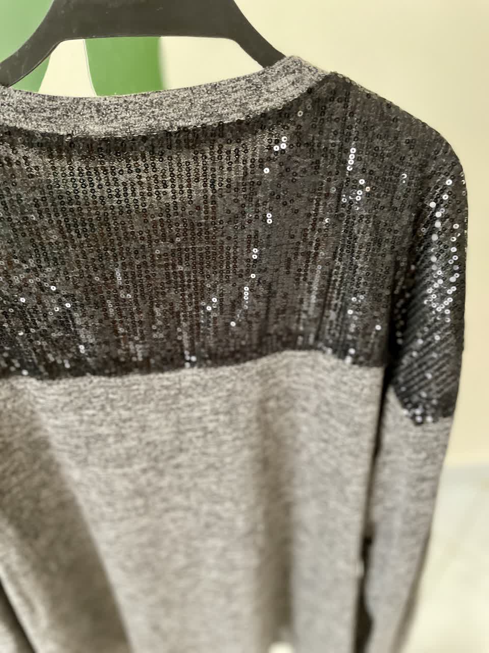 بافت زنانه طوسی تیره با جیب و سرشانه پولک‌دار