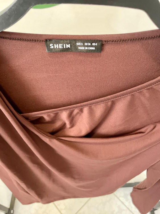 بلوز زنانه یقه دراپه آستین بلند قهوهای – مناسب مهمانی و روزمره