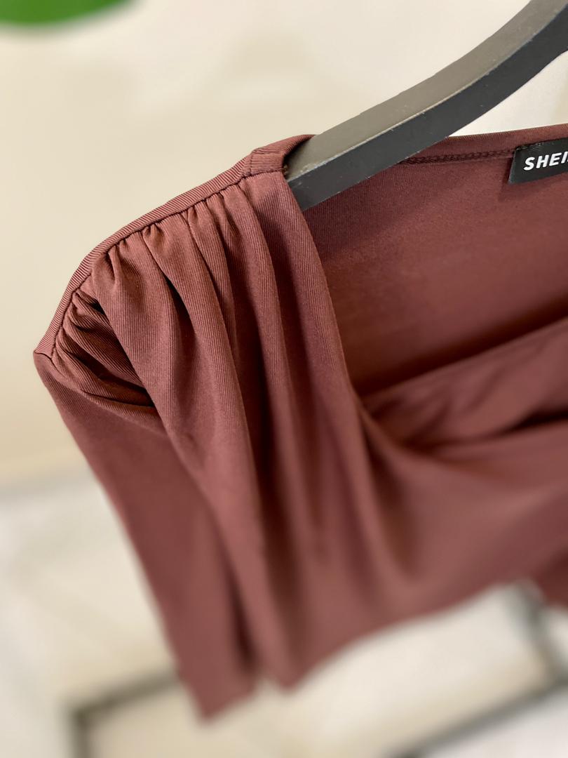 بلوز زنانه یقه دراپه آستین بلند قهوه‌ای – مناسب مهمانی و روزمره