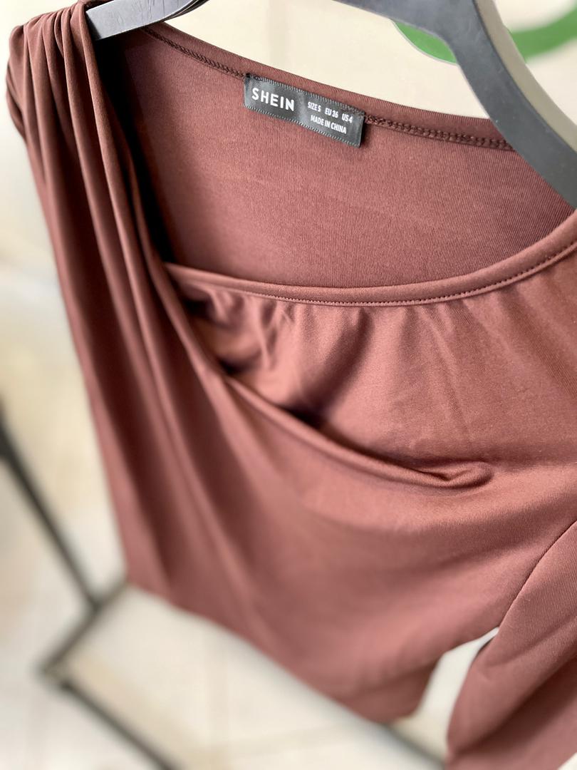 بلوز زنانه یقه دراپه آستین بلند قهوه‌ای – مناسب مهمانی و روزمره