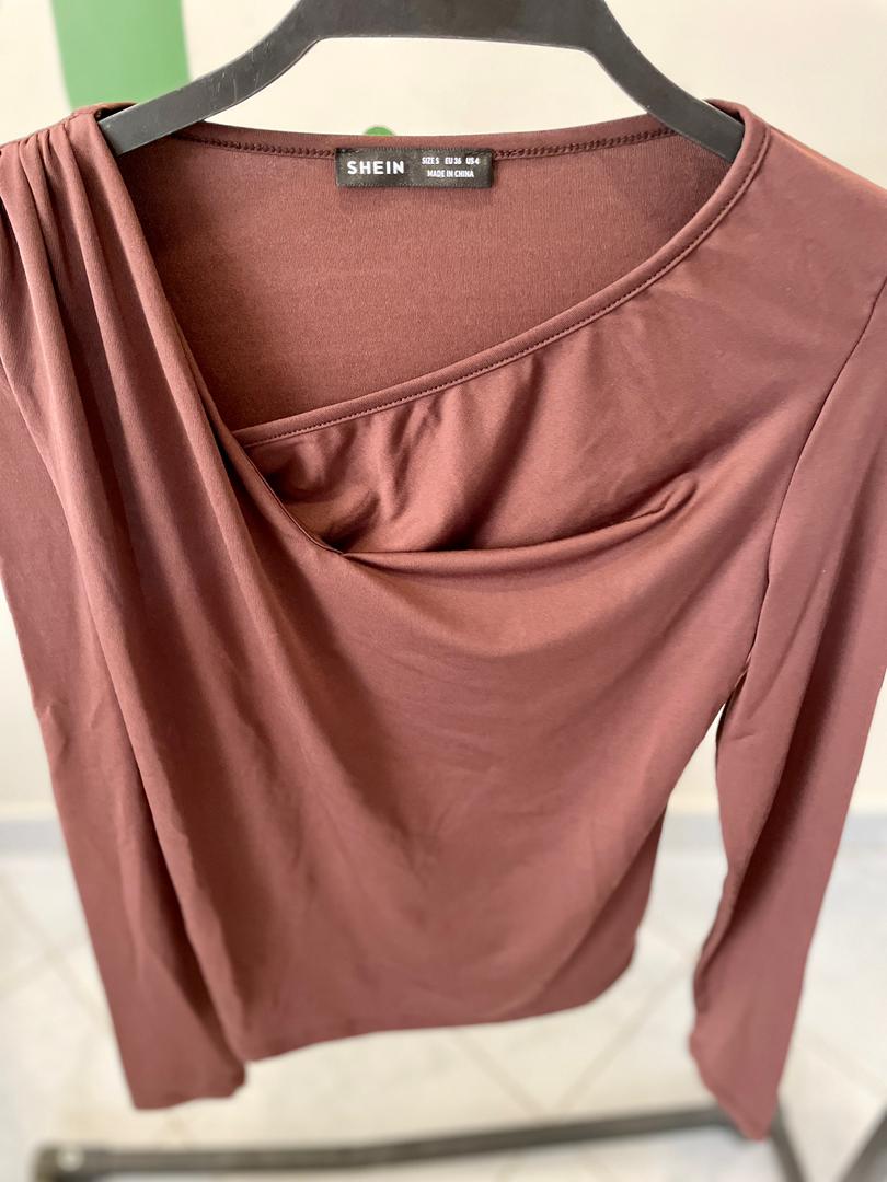 بلوز زنانه یقه دراپه آستین بلند قهوه‌ای – مناسب مهمانی و روزمره