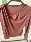 بلوز زنانه یقه دراپه آستین بلند قهوهای – مناسب مهمانی و روزمره