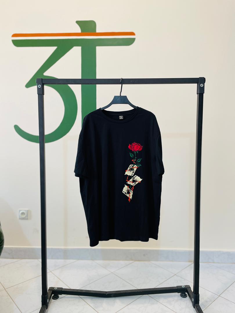 استایل مینیمال با تیشرت مشکی شین