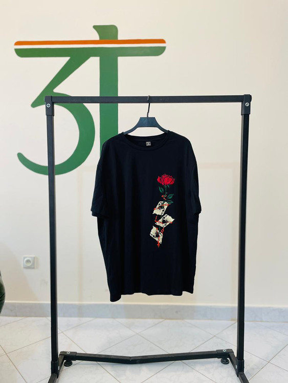 استایل مینیمال با تیشرت مشکی شین