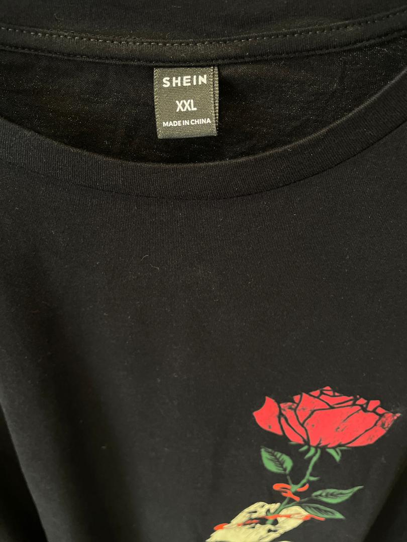 استایل مینیمال با تیشرت مشکی شین