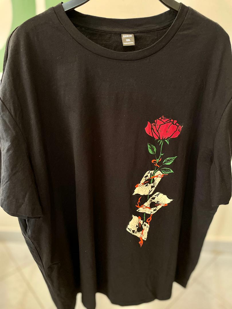 استایل مینیمال با تیشرت مشکی شین