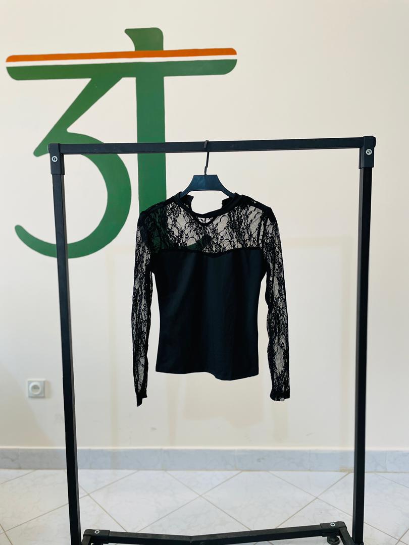 تاپ مشکی زنانه با یقه ساده و گیپور گل‌دار | شیک و خاص