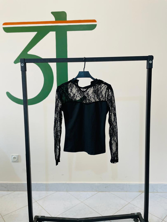 تاپ مشکی زنانه با یقه ساده و گیپور گلدار | شیک و خاص