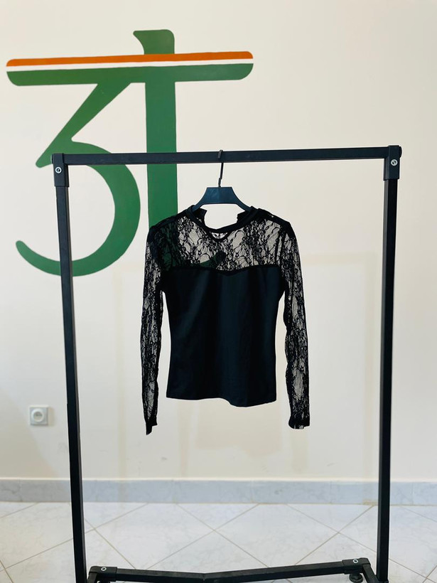 تاپ مشکی زنانه با یقه ساده و گیپور گلدار | شیک و خاص