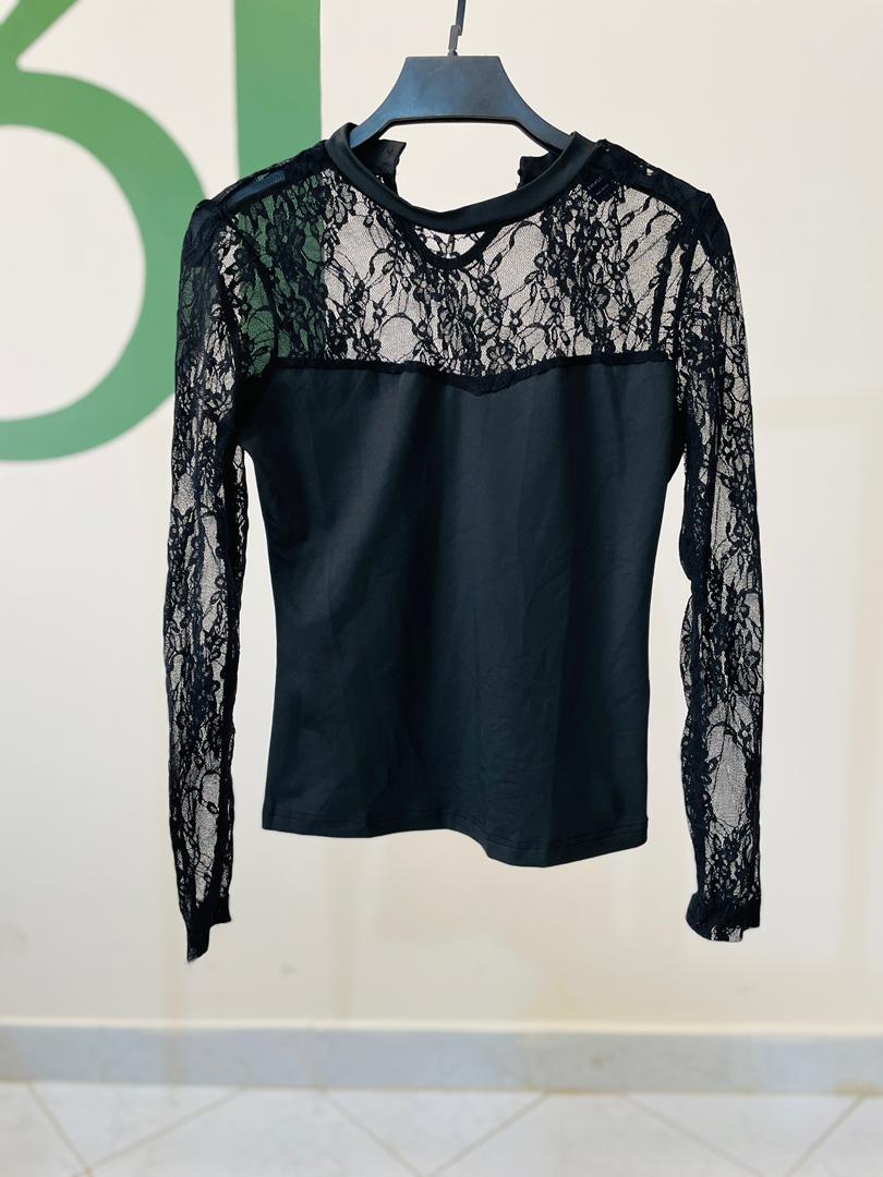 تاپ مشکی زنانه با یقه ساده و گیپور گل‌دار | شیک و خاص