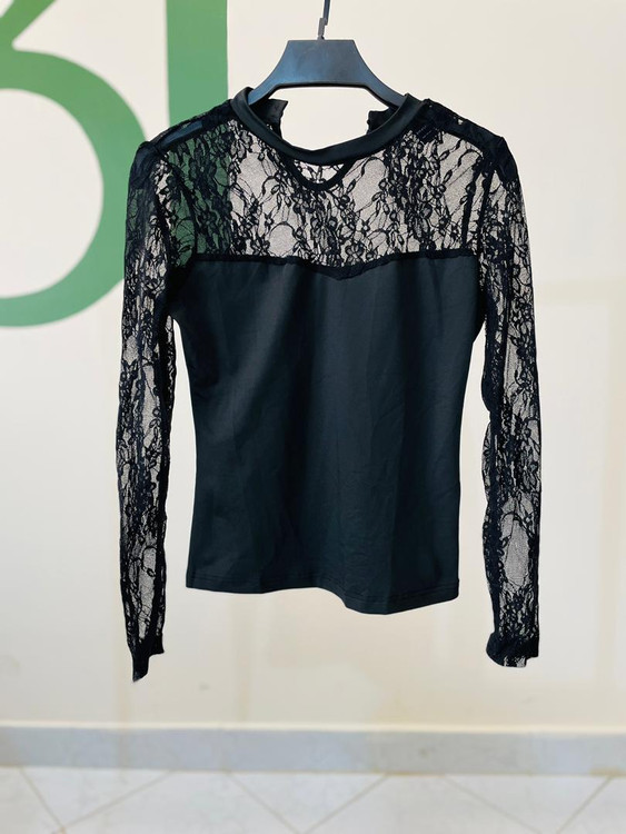 تاپ مشکی زنانه با یقه ساده و گیپور گلدار | شیک و خاص