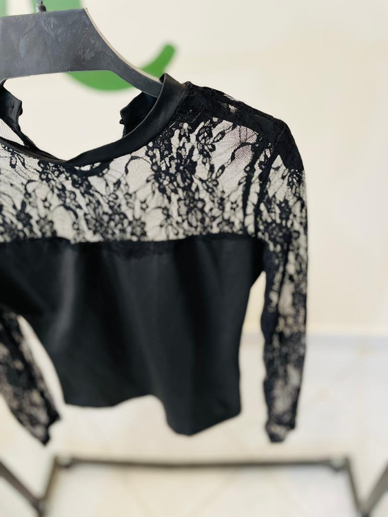 تاپ مشکی زنانه با یقه ساده و گیپور گلدار | شیک و خاص