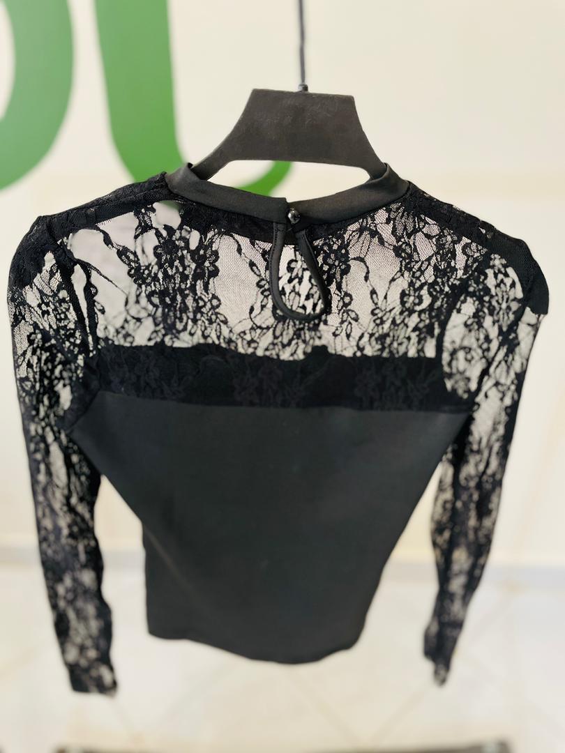 تاپ مشکی زنانه با یقه ساده و گیپور گل‌دار | شیک و خاص