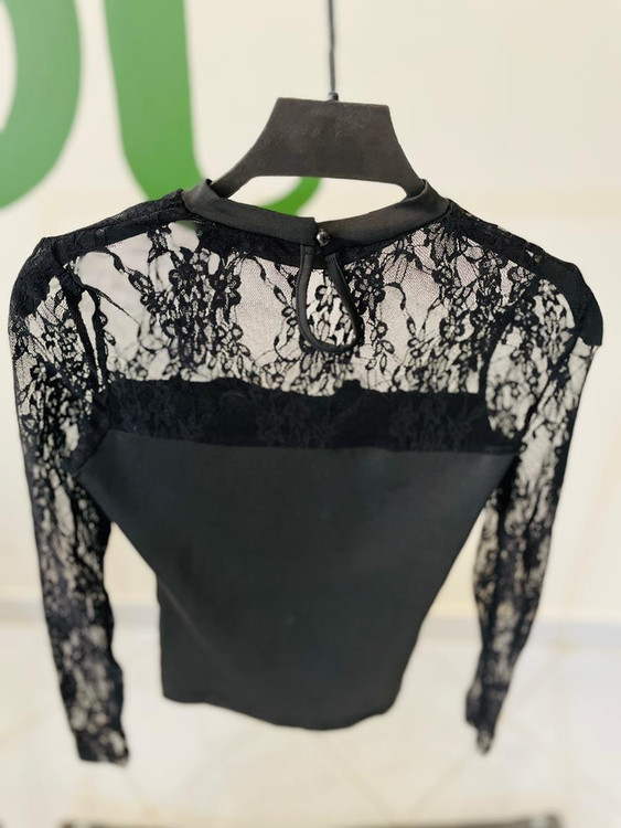 تاپ مشکی زنانه با یقه ساده و گیپور گلدار | شیک و خاص