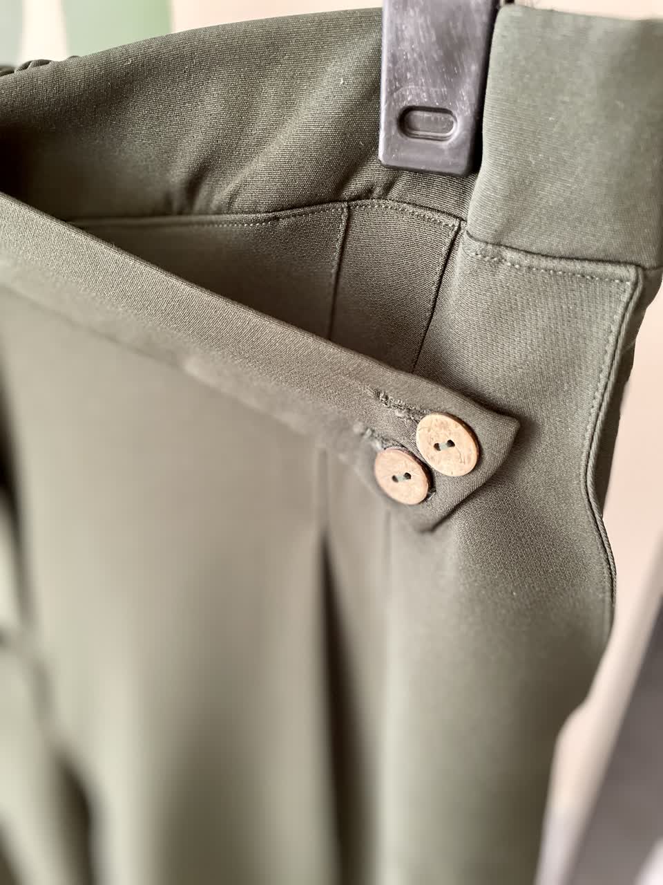 شلوار پارچه‌ای زنانه فاق‌بلند با دیزاین کمربند کراسی