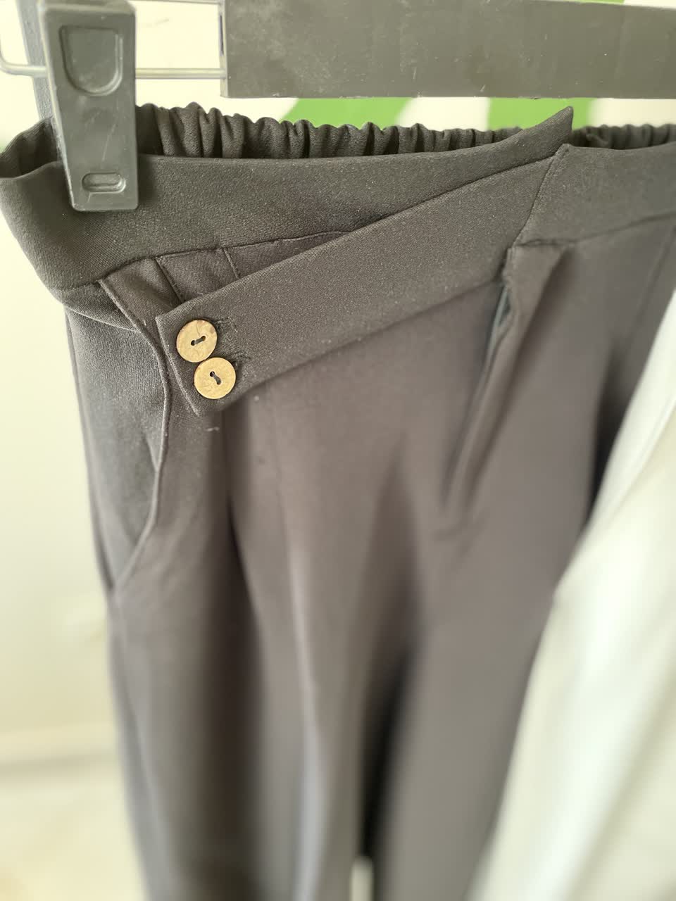 شلوار پارچه‌ای زنانه فاق‌بلند با دیزاین کمربند کراسی