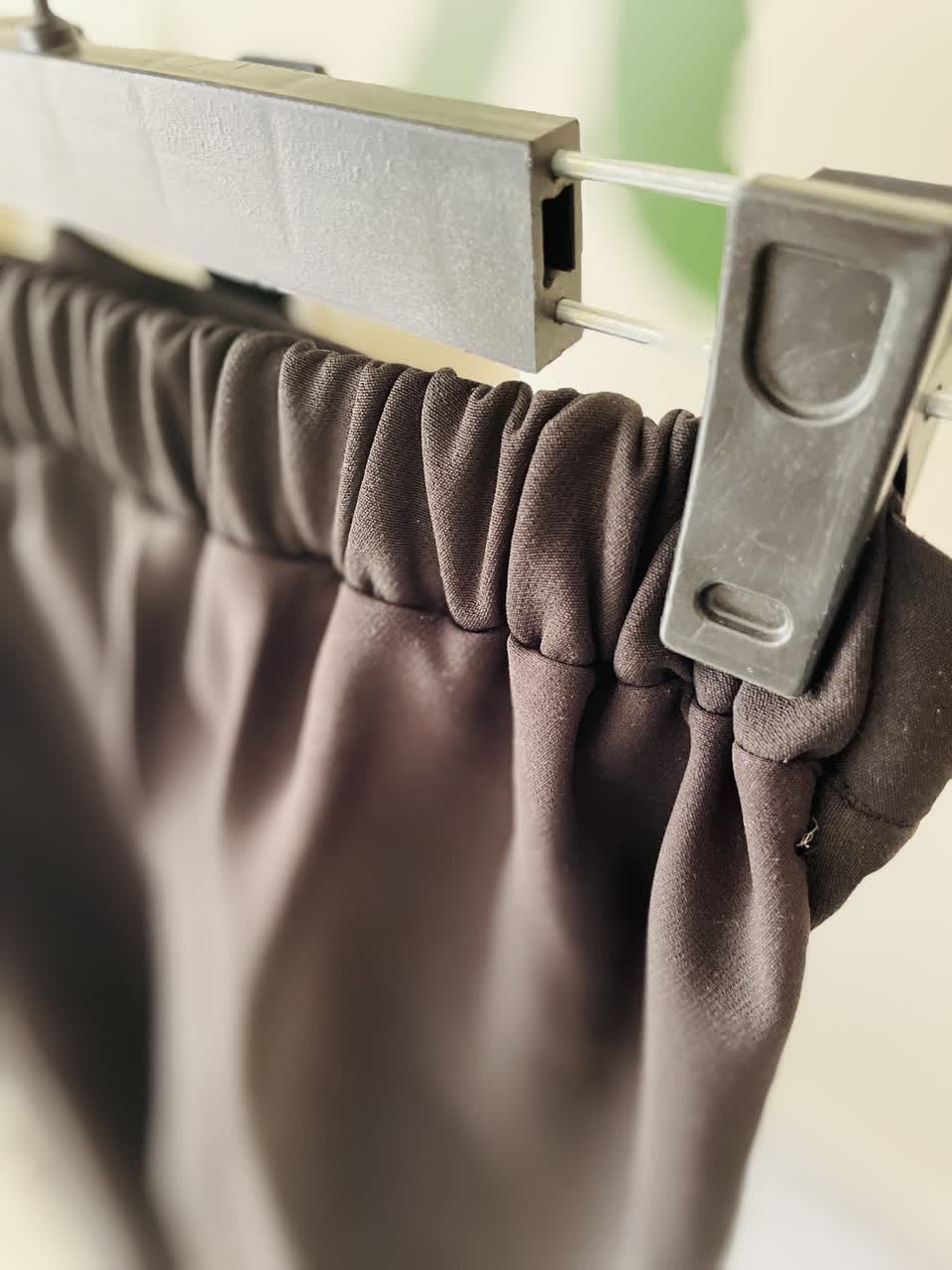 شلوار پارچه‌ای زنانه فاق‌بلند با دیزاین کمربند کراسی