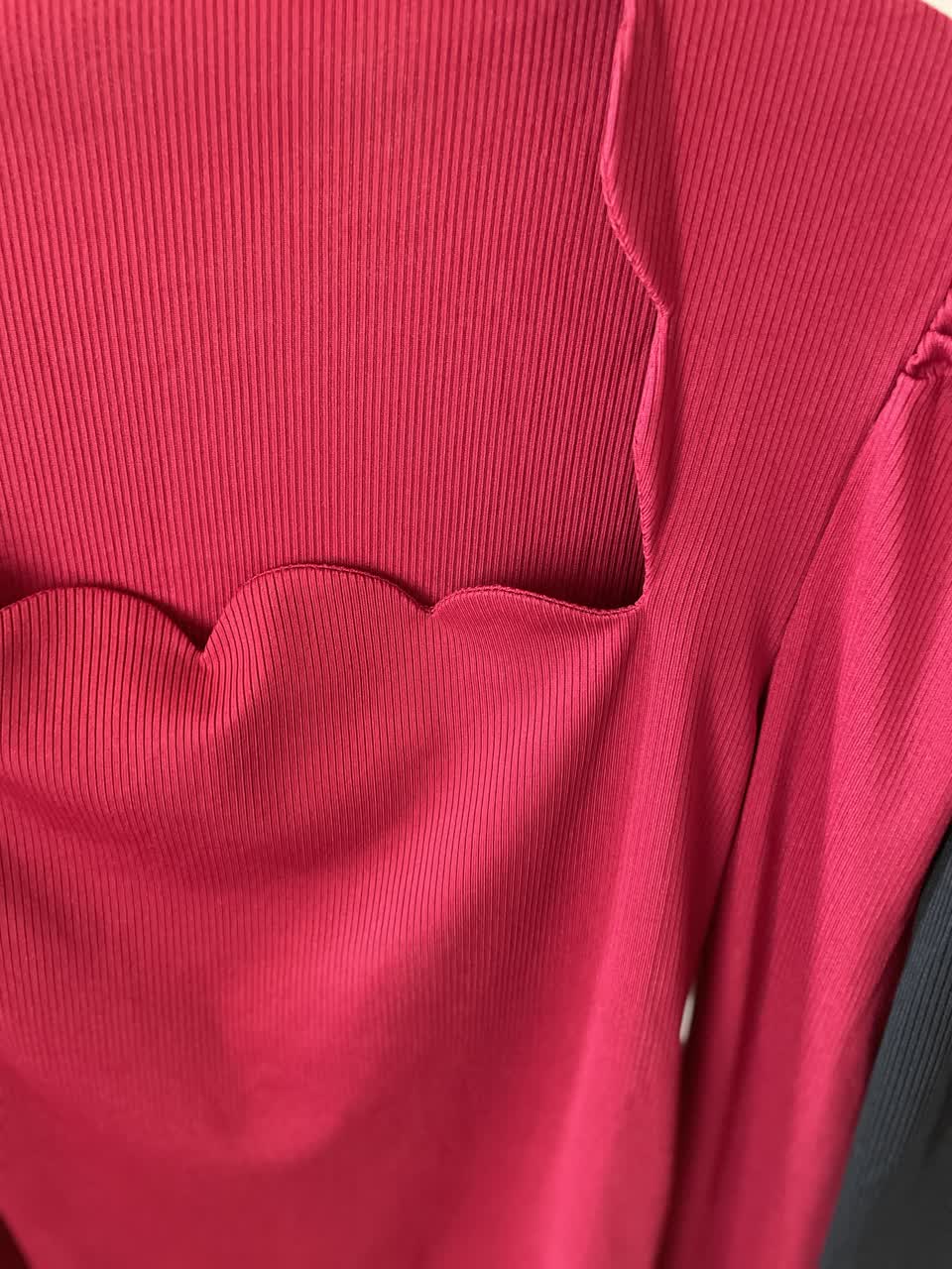 تاپ زنانه آستین بلند یقه خاص مدل موجی - رنگ قرمز