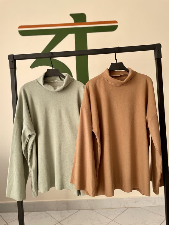 بلوز بافت کبریتی یقه اسکی زنانه مدل اورسایز