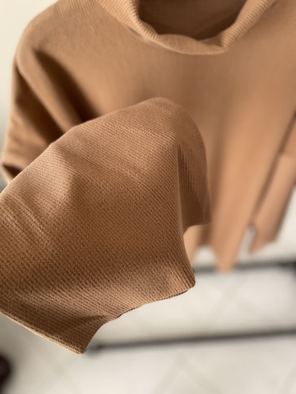 بلوز بافت کبریتی یقه اسکی زنانه مدل اورسایز