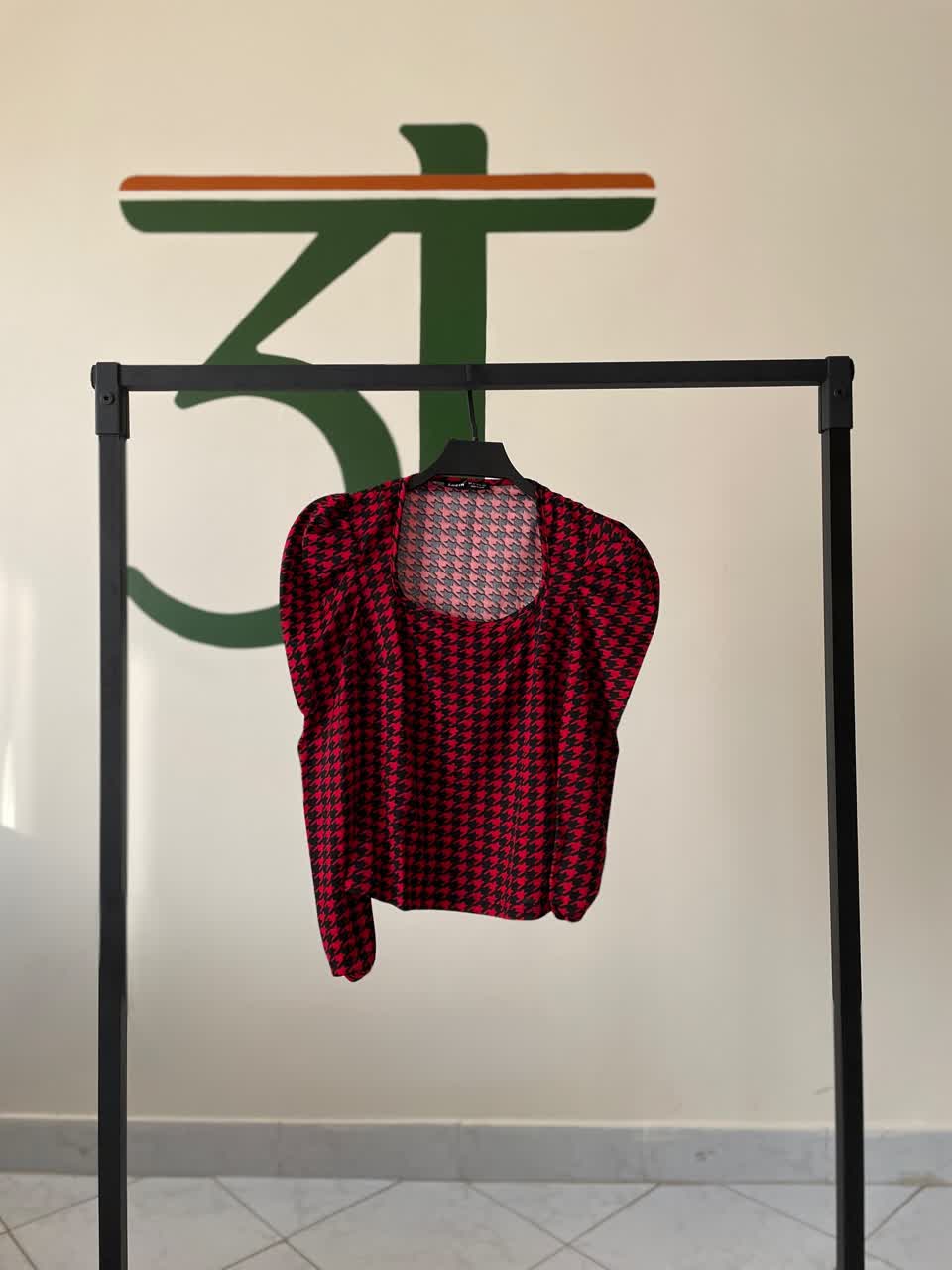 بلوز زنانه طرحدار قرمز مشکی مدل آستین پفی