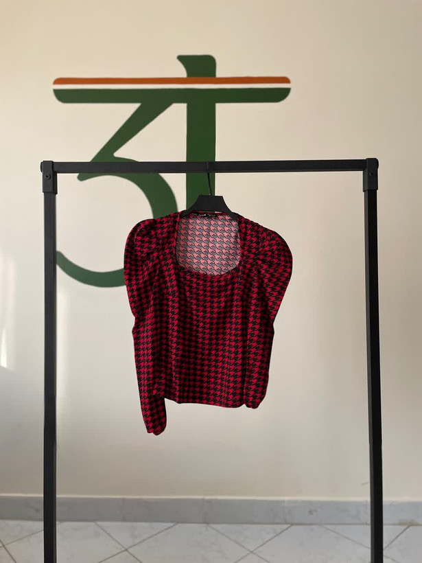 بلوز زنانه طرحدار قرمز مشکی مدل آستین پفی