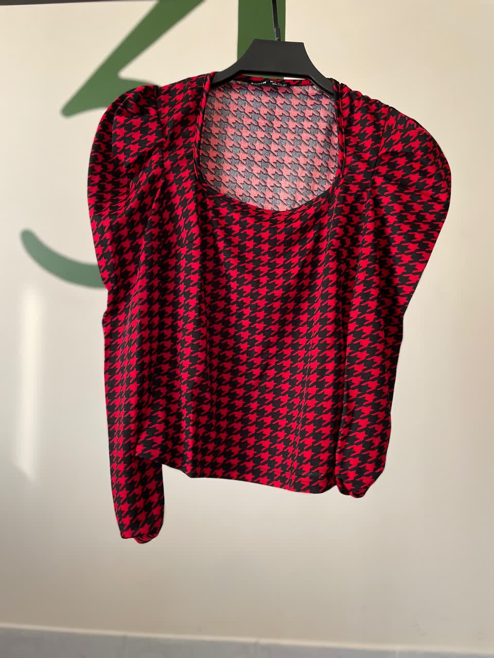 بلوز زنانه طرحدار قرمز مشکی مدل آستین پفی