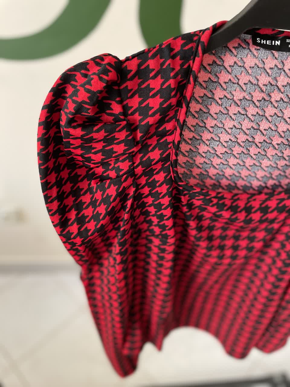 بلوز زنانه طرحدار قرمز مشکی مدل آستین پفی