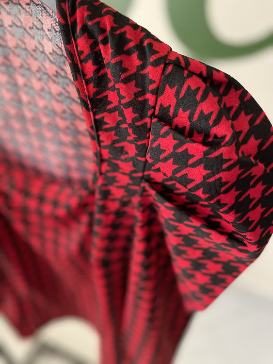 بلوز زنانه طرحدار قرمز مشکی مدل آستین پفی