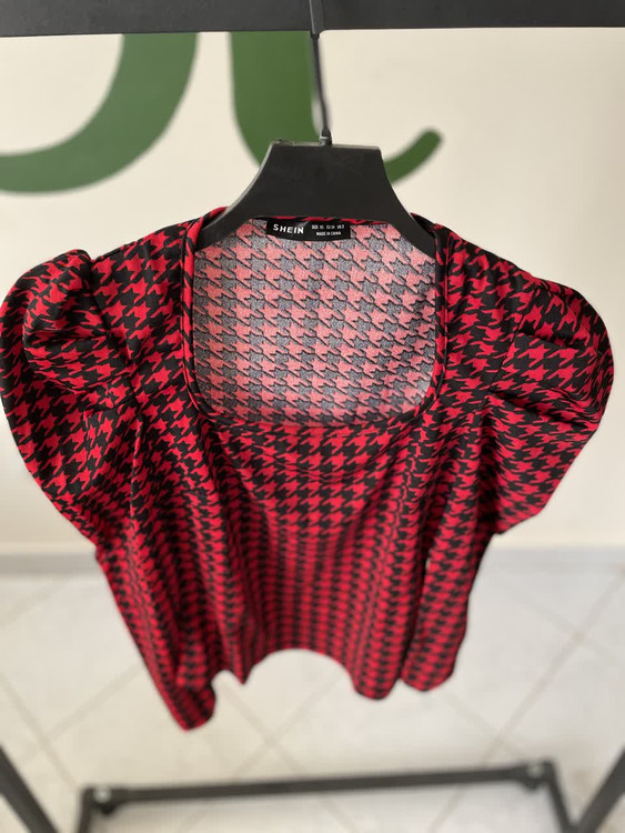 بلوز زنانه طرحدار قرمز مشکی مدل آستین پفی