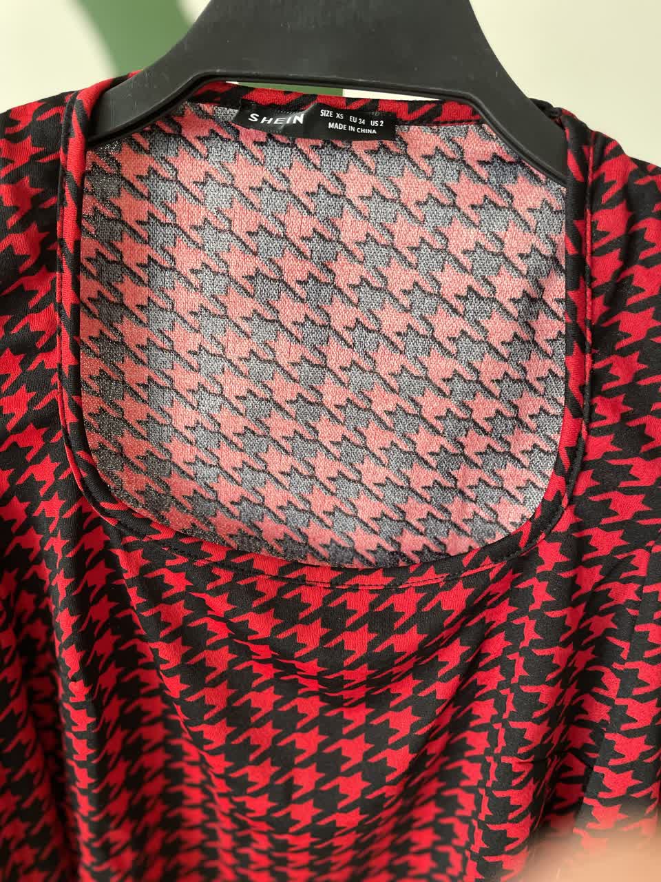 بلوز زنانه طرحدار قرمز مشکی مدل آستین پفی