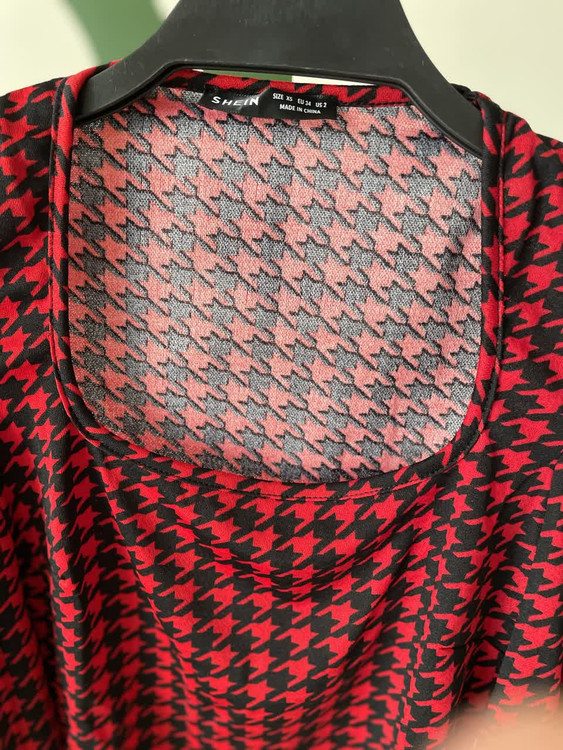 بلوز زنانه طرحدار قرمز مشکی مدل آستین پفی