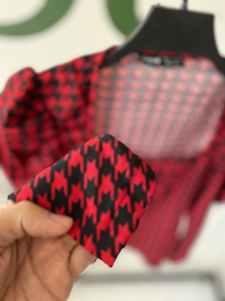 بلوز زنانه طرحدار قرمز مشکی مدل آستین پفی