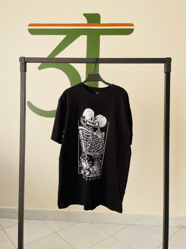 تیشرت زنانه مشکی گرافیکی طرح اسکلت