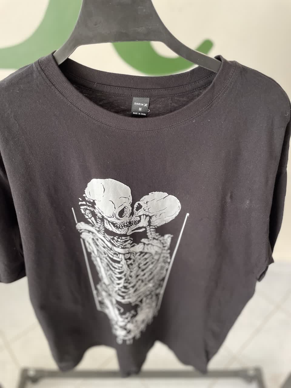 تیشرت زنانه مشکی گرافیکی طرح اسکلت