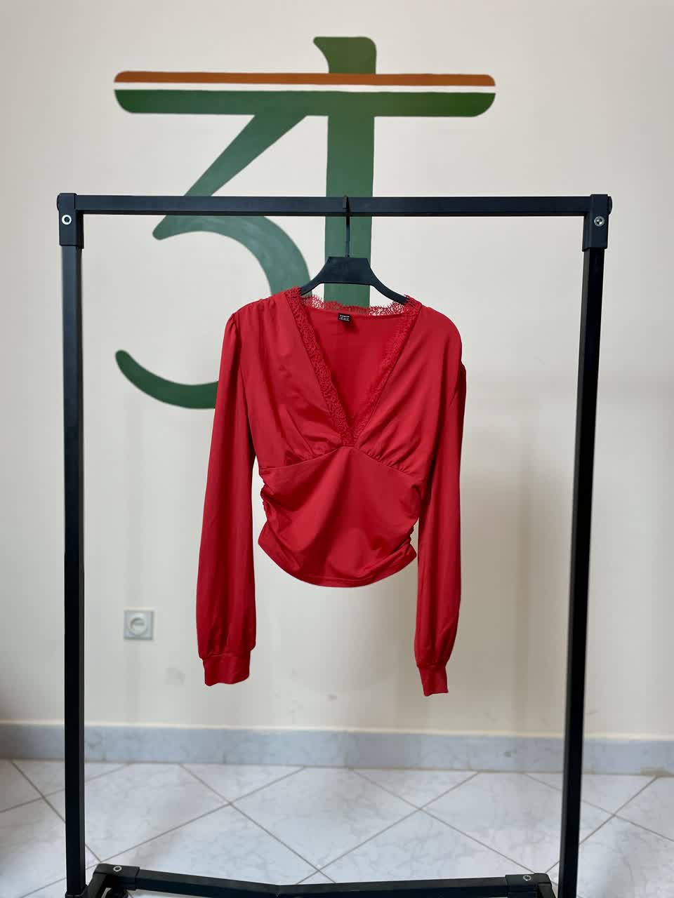 بلوز زنانه آستین‌بلند یقه V گیپوردوزی شده (قرمز)