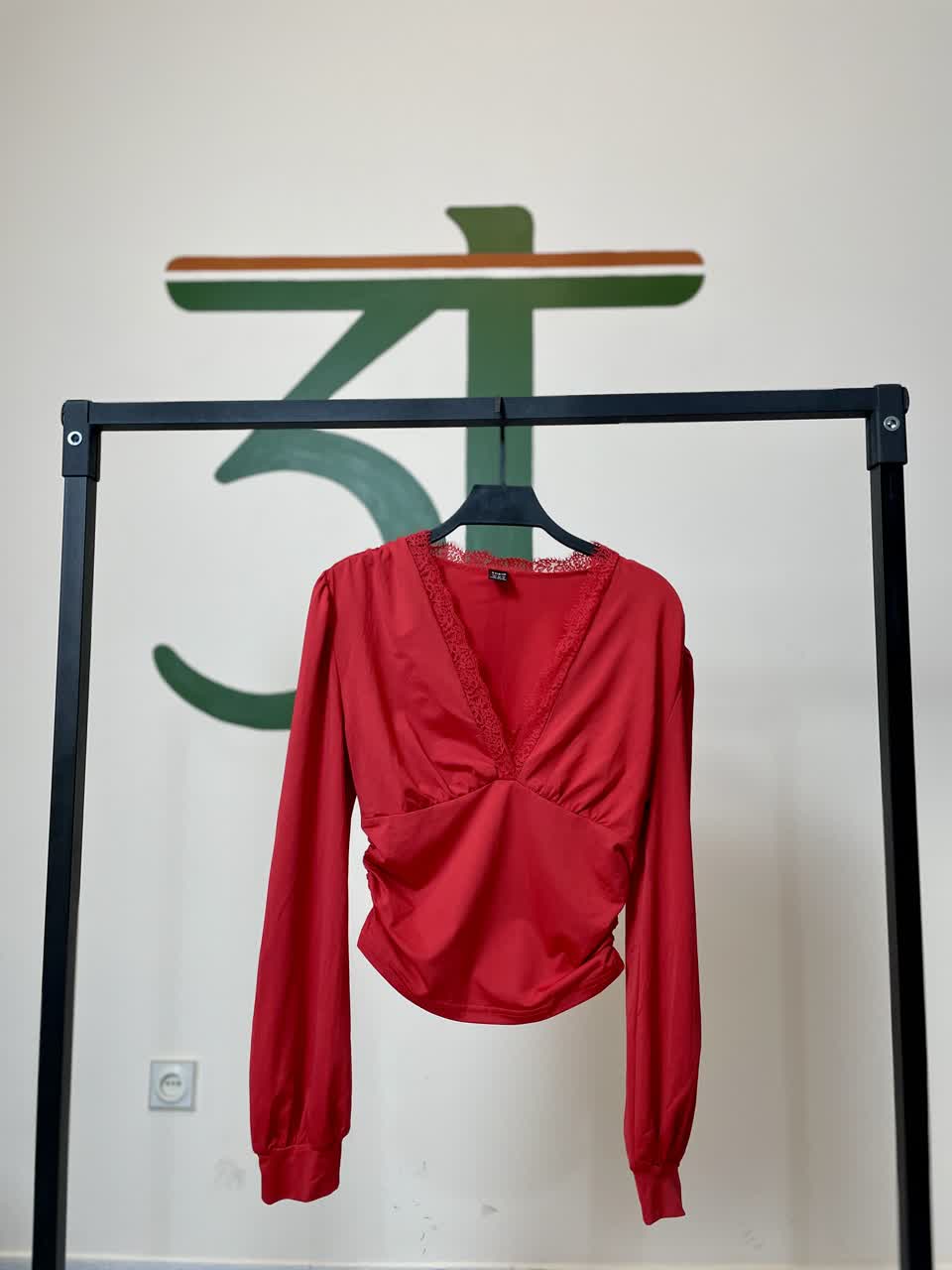 بلوز زنانه آستین‌بلند یقه V گیپوردوزی شده (قرمز)