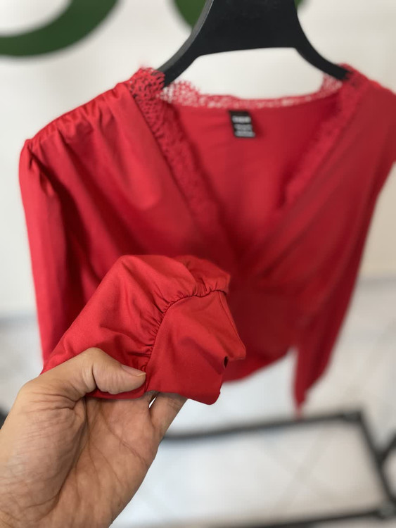 بلوز زنانه آستینبلند یقه V گیپوردوزی شده (قرمز)